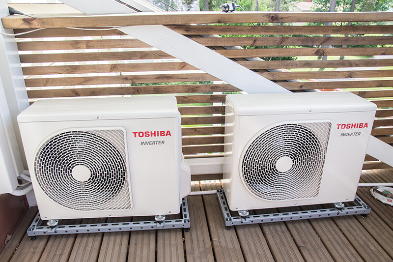 Toshiba Seiya viilentävän ilmalämpöpumpun pienet ulkoyksiköt asennettuna parvekkeelle. Kokemuksia Mr.LVI stä ja Toshiba Seiya ilmalämpöpumpusta
