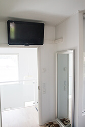 Viilentävä ilmalämpöpumppu Toshiba Seiya kokemuksia, piilotettu läpivienti oven yläpuolella